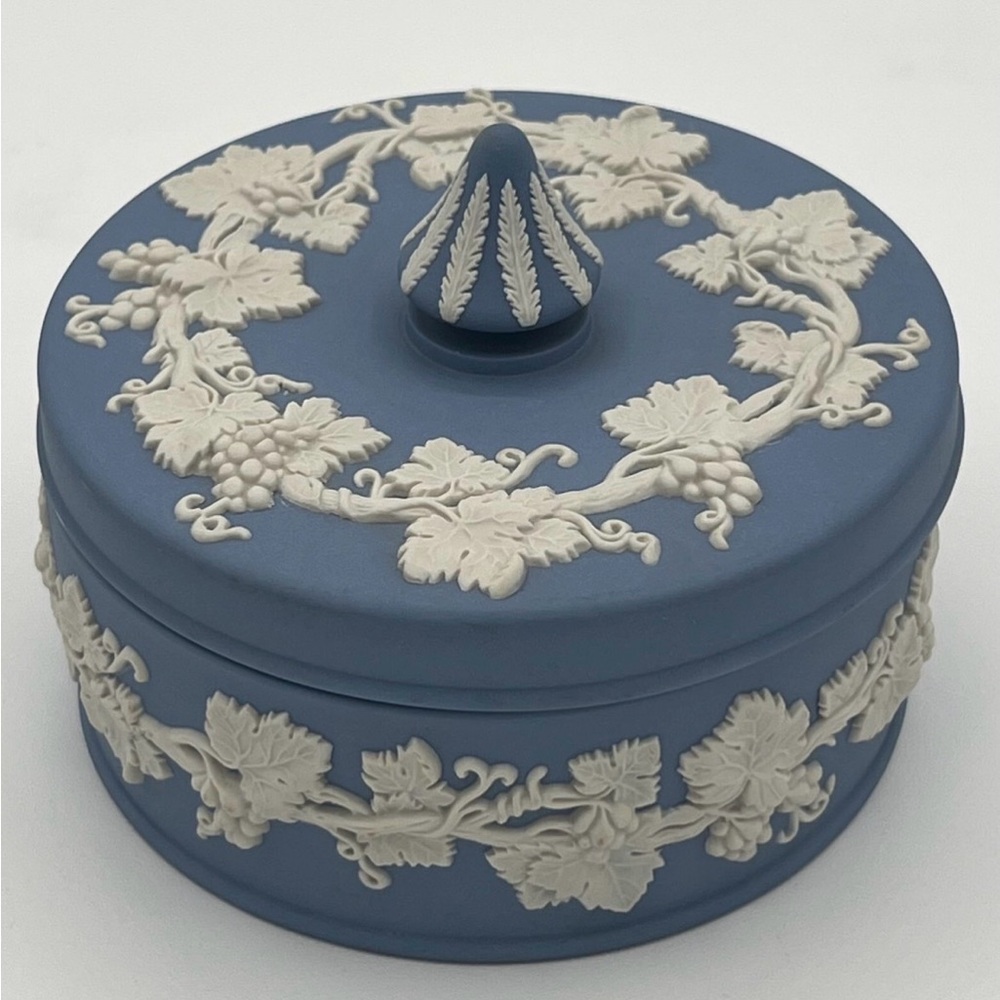 Wedgwood Jasperware Grape Vibe 5 inch Box with Lid Matte Light Blue
